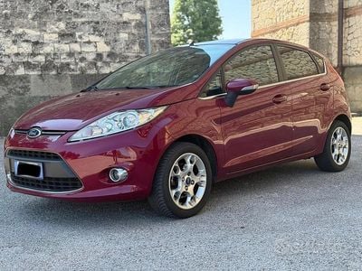 Begagnad Ford Fiesta Titanium 82 HK (60 kW) 2011 Röd Sedan