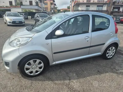 Usata Peugeot 107 Allure 68 CV (50 kW) 2011 Grigio Utilitaria