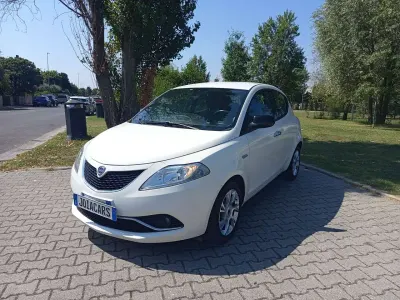 Usata Lancia Ypsilon Gold 69 CV (50 kW) 2016 Bianco Utilitaria