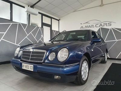 Usata Mercedes E250 Elegance 113 CV (83 kW) 1997 Blu Berlina
