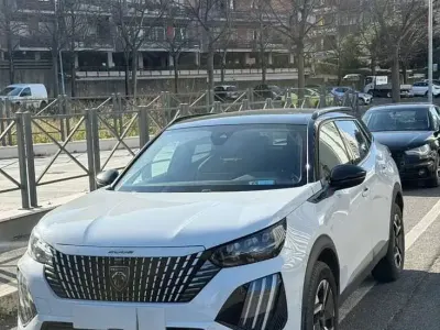 Usata Peugeot 2008 131 CV (96 kW) 2023 SUV