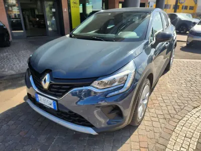 Usata Renault Captur Zen 101 CV (74 kW) 2023 Blue marine SUV