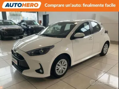 Begagnad Toyota Yaris Hybrid Business Edition 92 HK (67 kW) 2022 Vit Sedan
