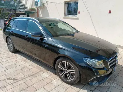 Usado Mercedes E220 194 CV (142 kW) 2021 Negro Familiar
