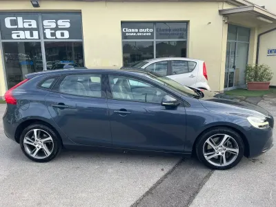 Usado Volvo V40 Business Edition 120 CV (88 kW) 2017 Gris Berlina