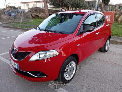 Usata Lancia Ypsilon Platinum 84 CV (61 kW) 2016 Rosso Utilitaria
