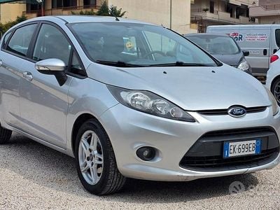 Usata Ford Fiesta Ghia 68 CV (50 kW) 2011 Grigio Utilitaria