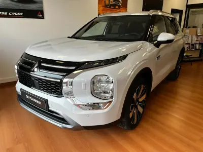 Nuova Mitsubishi Outlander P-HEV 305 CV (224 kW) 2026 Argento SUV