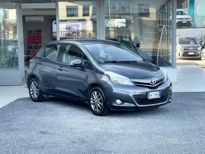 Usado Toyota Yaris 69 CV (50 kW) 2014 Gris Utilitario