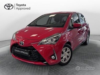 Usata Toyota Yaris Cool 69 CV (50 kW) 2017 Rosso Berlina