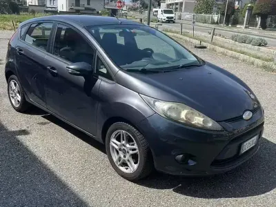 Usata Ford Fiesta 90 CV (66 kW) 2009 Grigio Utilitaria