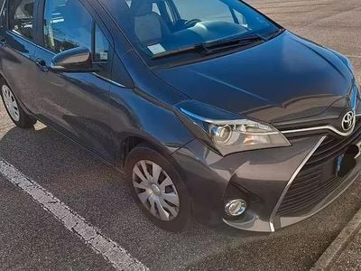 Usata Toyota Yaris 69 CV (50 kW) 2014 Grigio Utilitaria