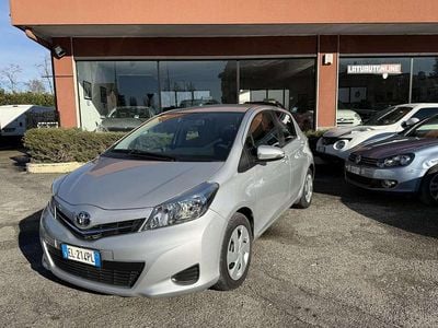 Usata Toyota Yaris Lounge 99 CV (72 kW) 2012 Grigio Utilitaria