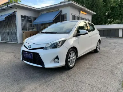 Usata Toyota Yaris Hybrid Lounge 75 CV (55 kW) 2014 Other Berlina