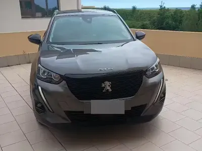 Usata Peugeot 2008 Active 110 CV (80 kW) 2024 Grigio SUV