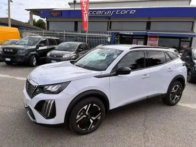 Usata Peugeot 2008 Allure 101 CV (74 kW) 2025 Bianco SUV