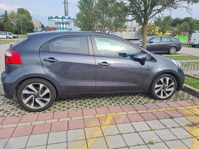 Usata Kia Rio 90 CV (66 kW) 2015 Grigio Berlina