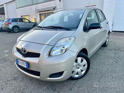 Usata Toyota Yaris 69 CV (50 kW) 2010 Grigio Utilitaria