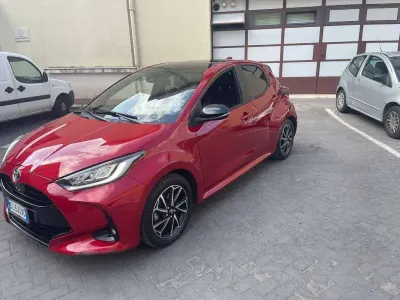 Usata Toyota Yaris Hybrid Lounge 92 CV (67 kW) 2022 Berlina