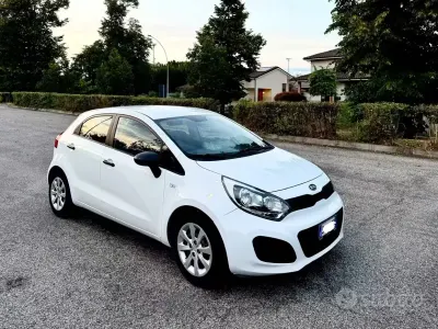Usata Kia Rio EX 85 CV (62 kW) 2012 Bianco Berlina