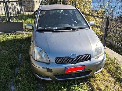 Usata Toyota Yaris 87 CV (63 kW) 2005 Grigio Berlina