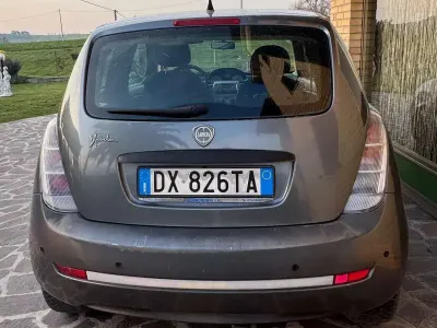 Usata Lancia Ypsilon 60 CV (44 kW) 2008 Argento Utilitaria