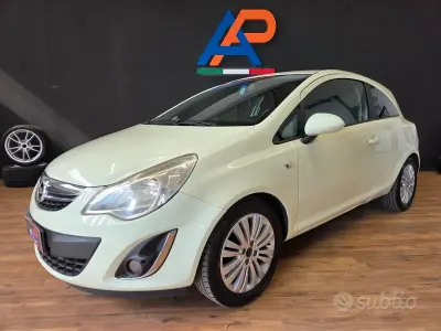 Usata Opel Corsa Club 86 CV (63 kW) 2011 Bianco Utilitaria