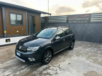 Usata Dacia Sandero Stepway 90 CV (66 kW) 2017 Grigio Berlina