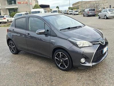 Usata Toyota Yaris Hybrid Style 73 CV (53 kW) 2017 Grigio Berlina