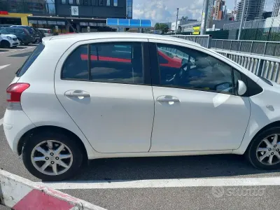 Usata Toyota Yaris 69 CV (50 kW) 2011 Bianco Utilitaria