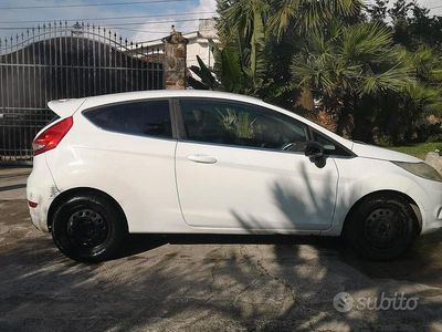 Usata Ford Fiesta 134 CV (98 kW) 2010 Bianco Utilitaria