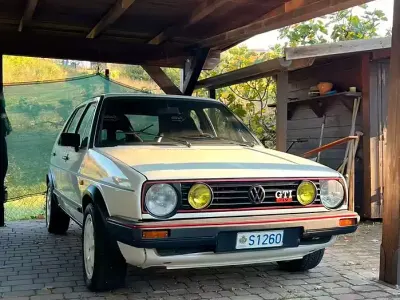 Begagnad VW Golf II GTI 110 HK (80 kW) 1984 Vit Halvkombi