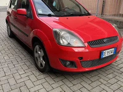 Begagnad Ford Fiesta Titanium 68 HK (50 kW) 2006 Röd Halvkombi