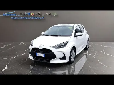 Usata Toyota Yaris Hybrid Active 92 CV (67 kW) 2025 Bianco Berlina