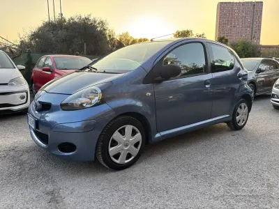 Usata Toyota Aygo Sol 68 CV (50 kW) 2009 Gray Utilitaria
