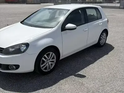 Usata VW Golf VI 105 CV (77 kW) 2011 Bianco Utilitaria