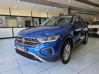 Usata VW T-Roc Life 116 CV (85 kW) 2023 Blu SUV