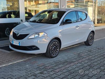 Usata Lancia Ypsilon Gold 69 CV (50 kW) 2018 Grigio Utilitaria
