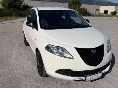 Usata Lancia Ypsilon Silver 69 CV (50 kW) 2015 Bianco Utilitaria