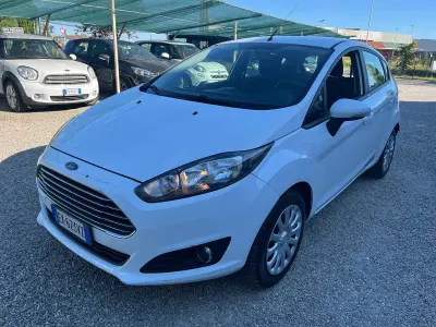 Usata Ford Fiesta 92 CV (67 kW) 2014 Bianco Utilitaria