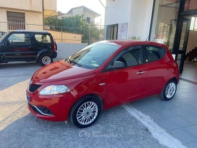 Usata Lancia Ypsilon Gold 69 CV (50 kW) 2015 Rosso Utilitaria