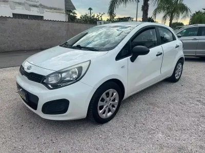 Usata Kia Rio EX 75 CV (55 kW) 2012 Bianco Berlina