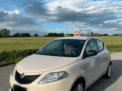Usata Lancia Ypsilon Gold 69 CV (50 kW) 2016 Utilitaria