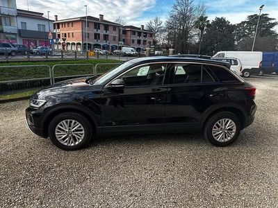 Usata VW T-Roc Life 110 CV (80 kW) 2023 Nero SUV