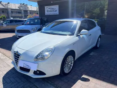 Usata Alfa Romeo Giulietta Distinctive 140 CV (102 kW) 2011 Bianco Utilitaria