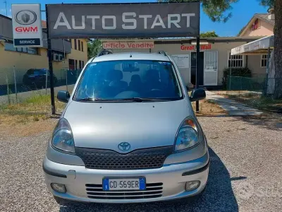 Usata Toyota Yaris Verso Sol 75 CV (55 kW) 2002 Grigio Monovolume