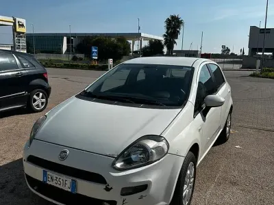Usata Fiat Grande Punto 77 CV (56 kW) 2015 Bianco Utilitaria