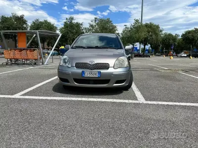 Usata Toyota Yaris 65 CV (47 kW) 2003 Grigio Berlina