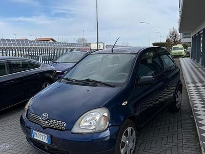 Usata Toyota Yaris Sol 68 CV (50 kW) 2002 Blu Berlina