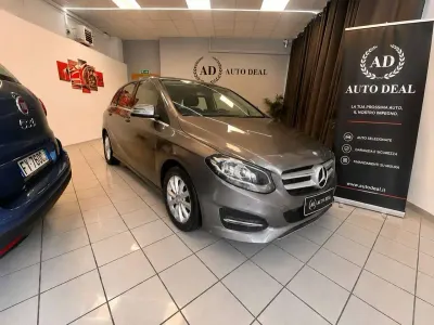 Usata Mercedes B180 Business 109 CV (80 kW) 2016 Arancione Utilitaria